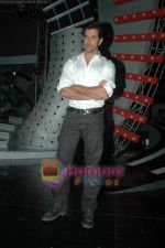 Hrithik Roshan on the sets of ZEE Saregama in Famous on 9th Nov 2010 (21).JPG